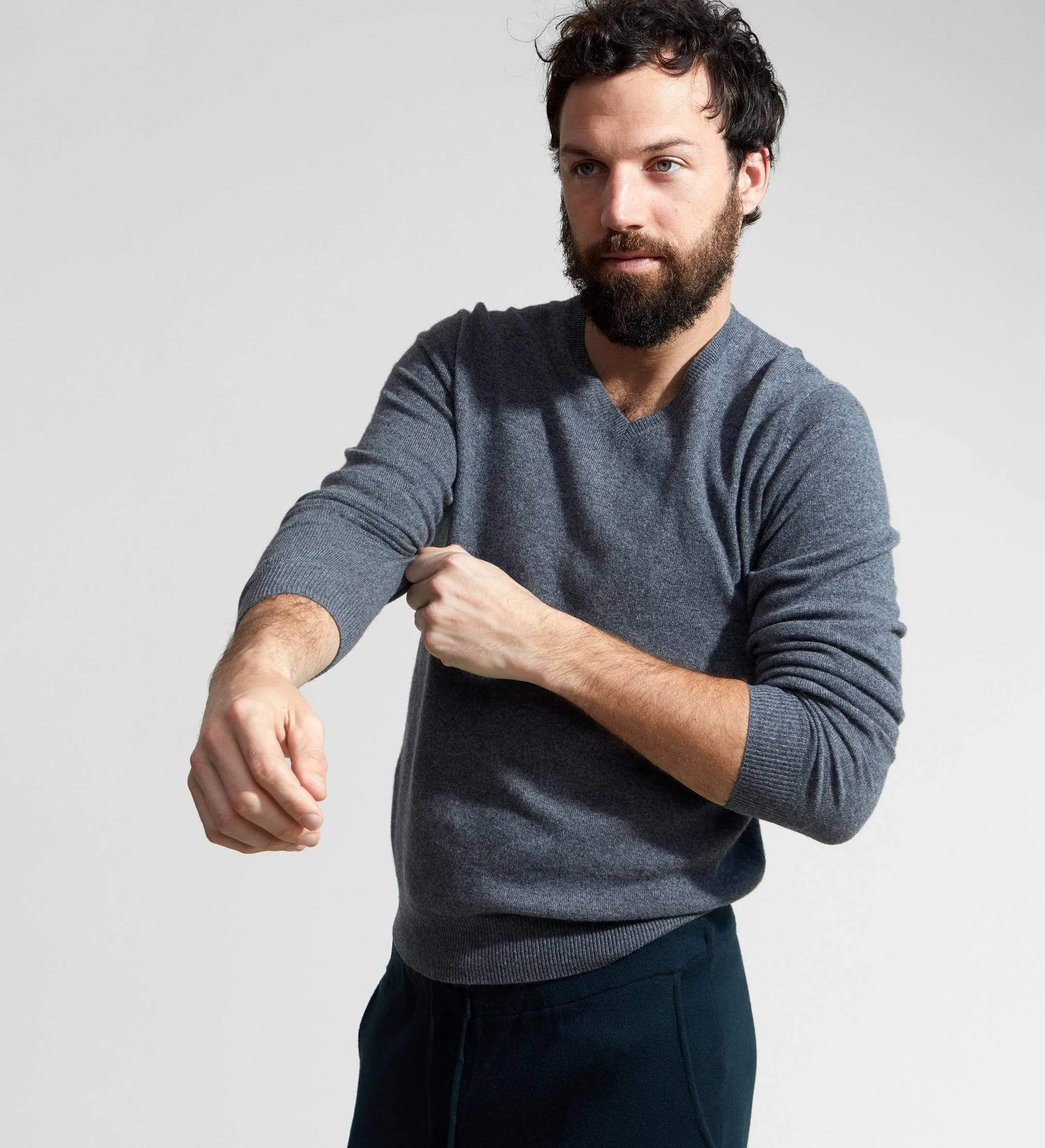 The Men's Basic V-Neck Cashmere Sweater